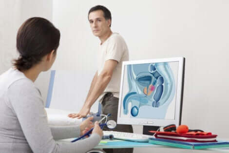 Un homme en consultation prostatique.
