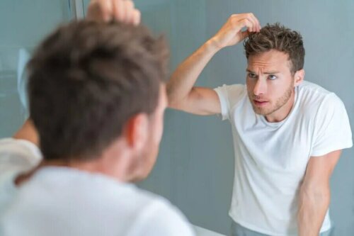 Un homme avec des cheveux gris.