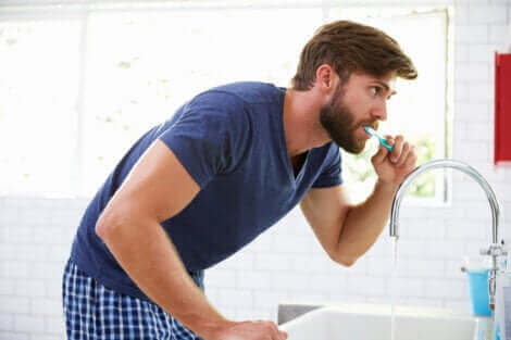 Un homme se brossant les dents.