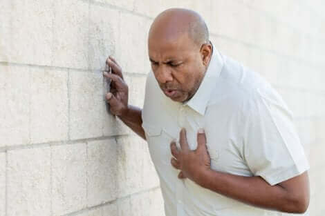 Un homme faisant un infarctus.