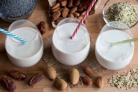 Des verres de lait végétal.