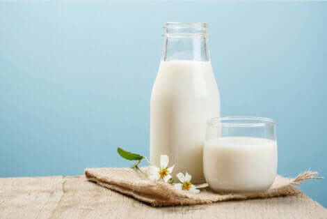 Bouteille et verre de lait.