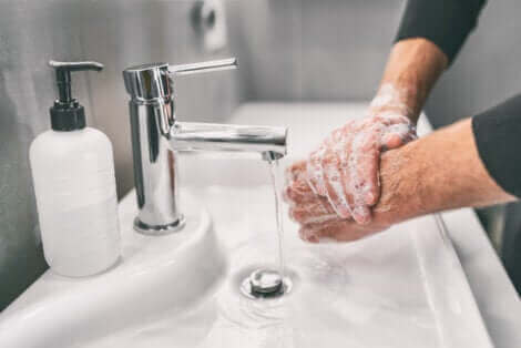 Une personne se lave les mains.