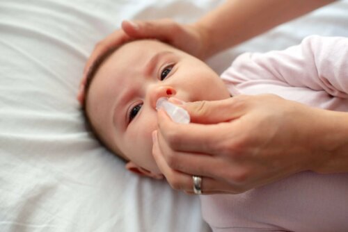 Le lavage nasal chez un bébé.