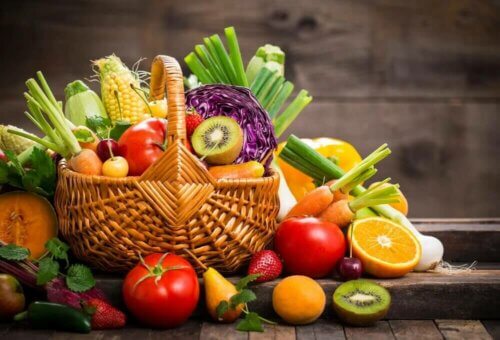Un beau panier de fruits et légumes.