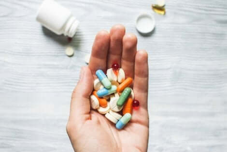 Une main avec des médicaments dedans.