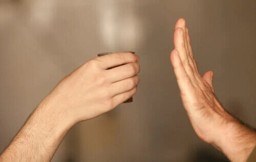 Une main qui refuse de boire.