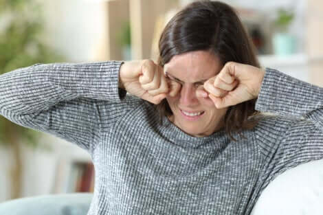 Une femme qui a mal aux yeux.