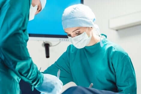 Des médecins qui réalisent une césarienne.