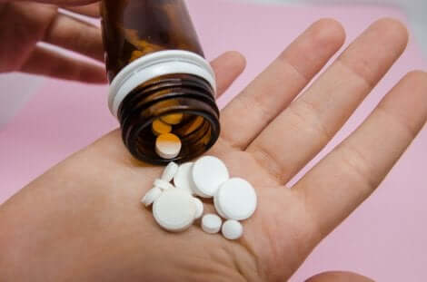 Médicaments dans une main.