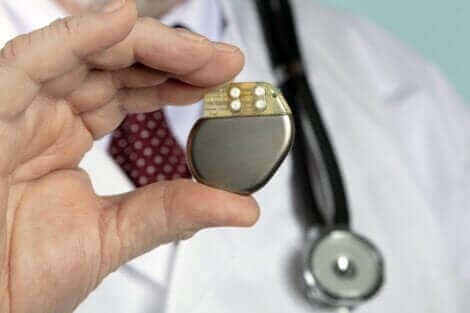 Un médecin tend un accessoire.