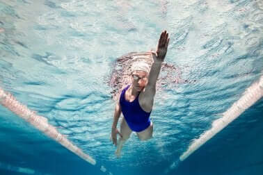 Une femme fait de la natation.
