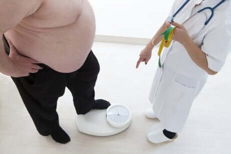 Une personne obèse qui se pèse. 