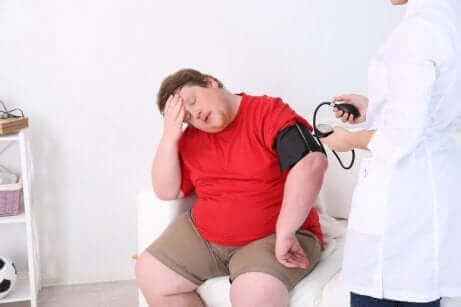 Une personne obèse chez le médecin.