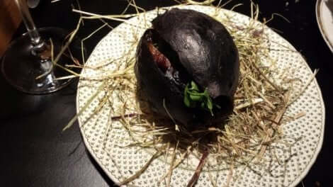 Un oignon noir dans une assiette.
