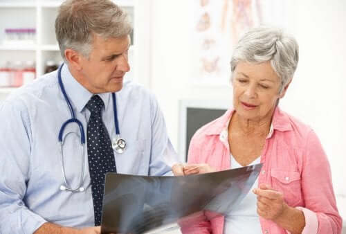 Ostéoporose post-ménopausique : causes et traitement