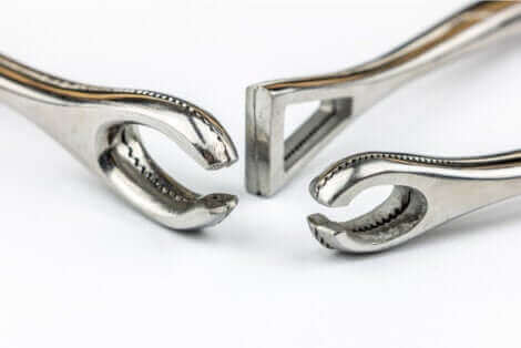 Des instruments pour les piercings.