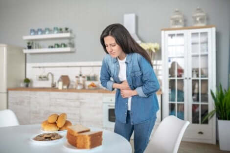 Une femme qui souffre de douleurs abdominales dues au gluten. 