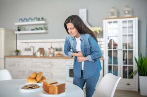 Une femme qui souffre de douleurs abdominales dues au gluten.