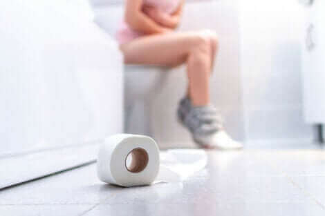 Une femme aux toilettes.