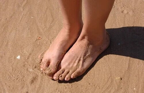 Pieds souffrant d'un oignon du tailleur
