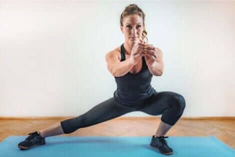 Une femme qui réalise un squat latéral.