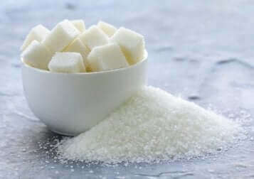 Du sucre blanc en poudre et carrés.