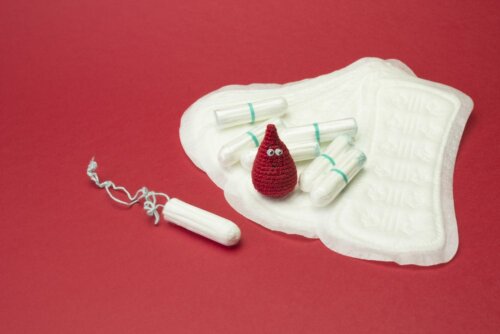 Tampons et serviettes hygiéniques.