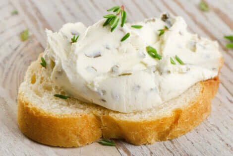 Tartine de fromage à la crème.