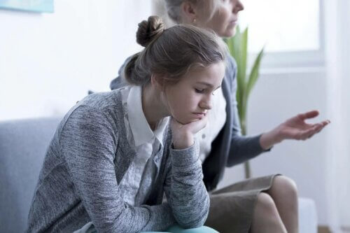 Une jeune fille triste.