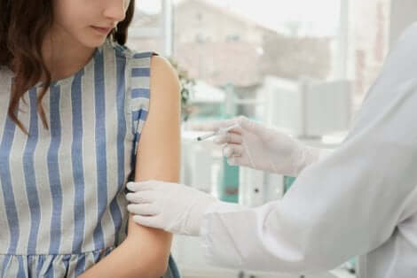 Un vaccin chez une femme.