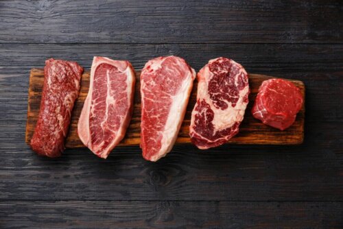 De la viande rouge sur une planche.