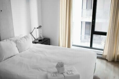 Une chambre minimaliste.