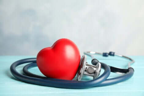 Un coeur avec un stéthoscope. 