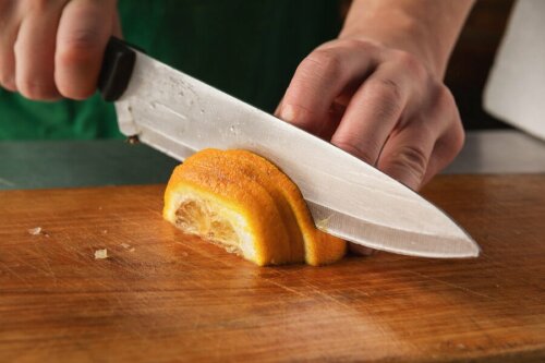 Une personne qui coupe un citron.