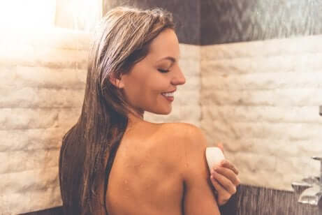 Une douche au savon neutre.