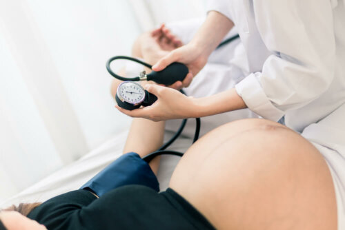 Une femme enceinte chez le médecin.