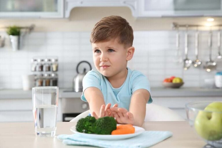 Un enfant rejette de la nourriture.