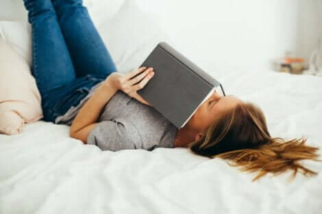 Une femme sur son lit.