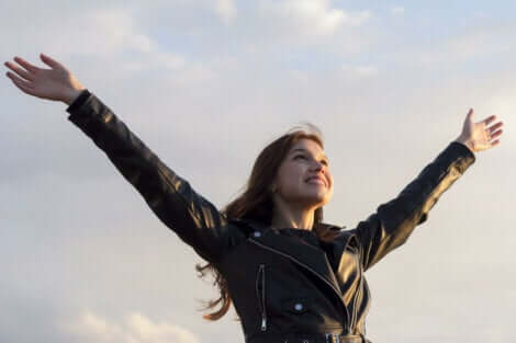 Une femme seule épanouie.