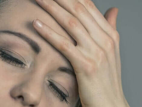 Une femme ayant mal à la tête.