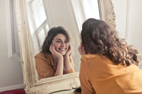 Une femme qui se regarde dans un miroir.