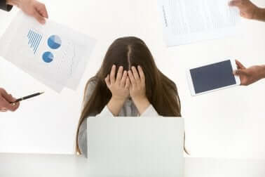 Le stress au travail d'une femme.