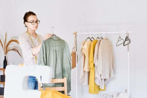 Une femme et des vêtements.
