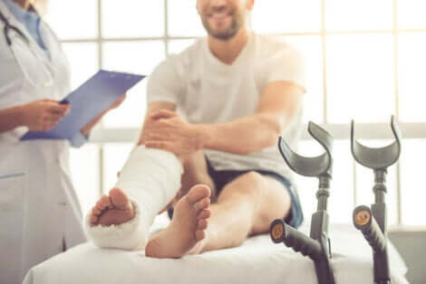 Une fracture de la jambe.