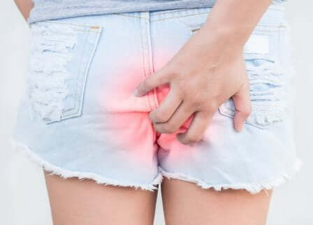 Les hémorroïdes chez une femme.