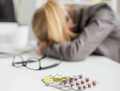 Une femme prise de migraine.Avoir des antécédents de maux de tête ou de migraines peut augmenter votre risque de maux de tête médicamenteux.