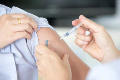 Une injection intramusculaire.