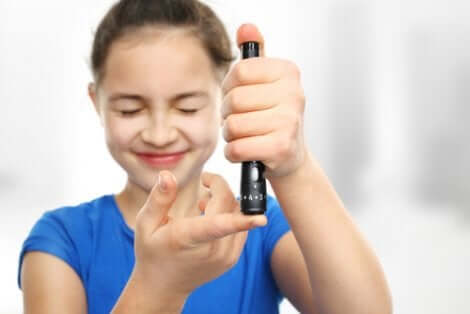 Une jeune fille qui prend sa glycémie à l'aide d'un stylo à insuline. 