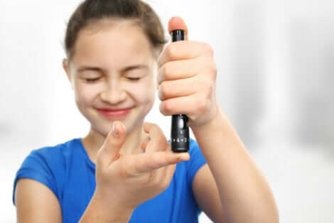 Une jeune fille qui prend sa glycémie à l'aide d'un stylo à insuline.